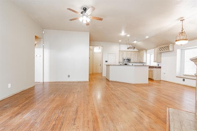 Building Photo - 1875 Crestlake Dr