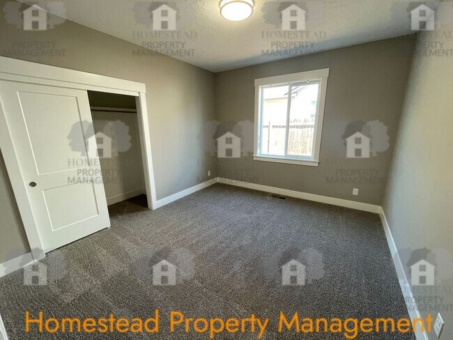 Building Photo - A HOME FOR THOSE WITH DISCERNING TASTE!