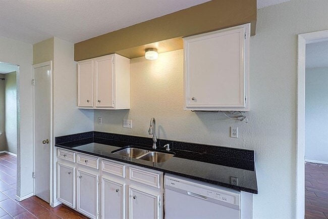 Building Photo - 3510 Oak Creek Dr