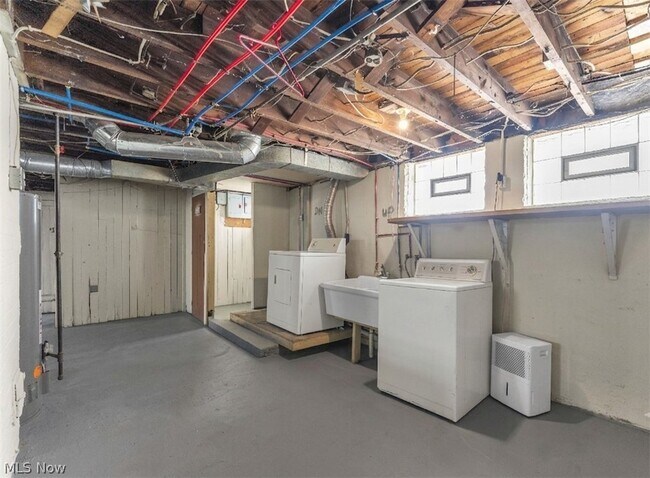 Building Photo - 10103 Almira Ave