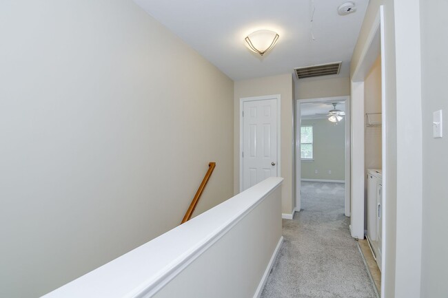 Building Photo - 2 Bedroom 2.5 Bath Townhouse