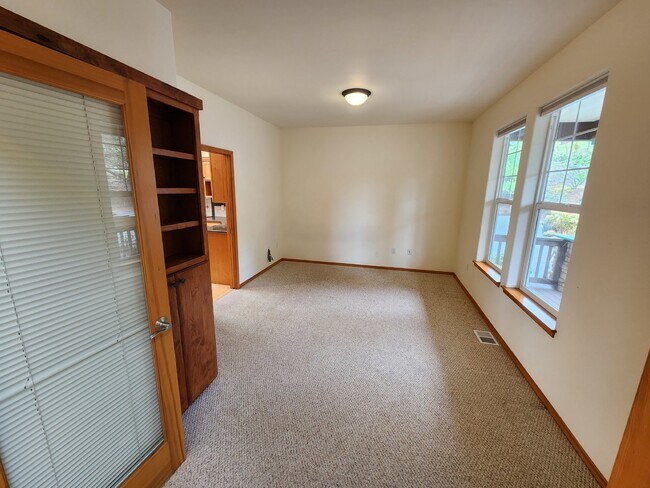 Building Photo - 3 bed 2.5 bath home on Bell Hill with grea...