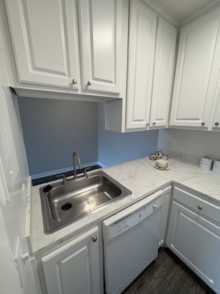 Building Photo - 1005 Hickory Hill Ln