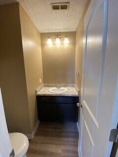 Building Photo - Gorgeous Remodeled 2 Bedroom 1.5 Bath Cond...