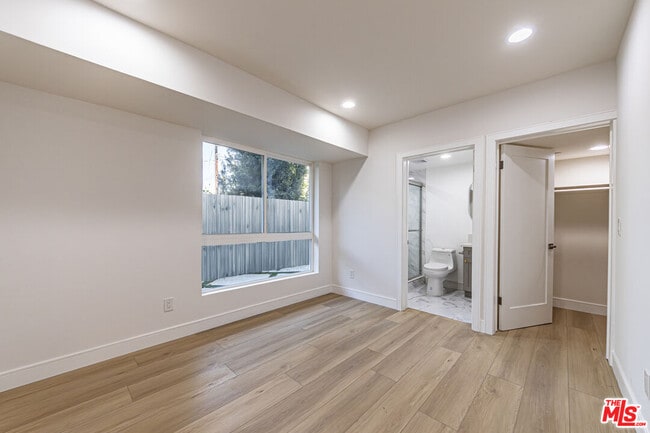 Building Photo - 5438 Romaine St