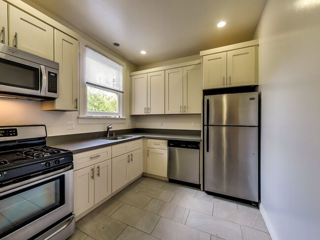 Building Photo - TOP FLOOR! LARGE CLOSET! On-Site LAUNDRY! ...