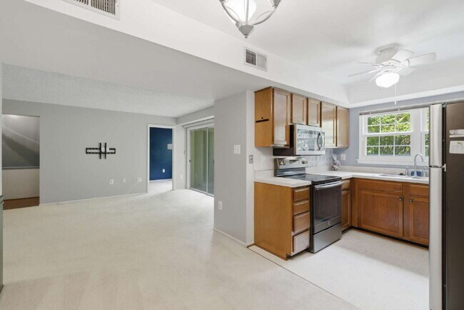 Building Photo - Lakeside End-Unit Condo Near Metro Convenience