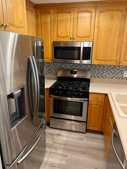 Updated stainless appliances (fridge, freezer, ice maker, oven, gas cooktop, microwave, dishwasher - 22 Navy St