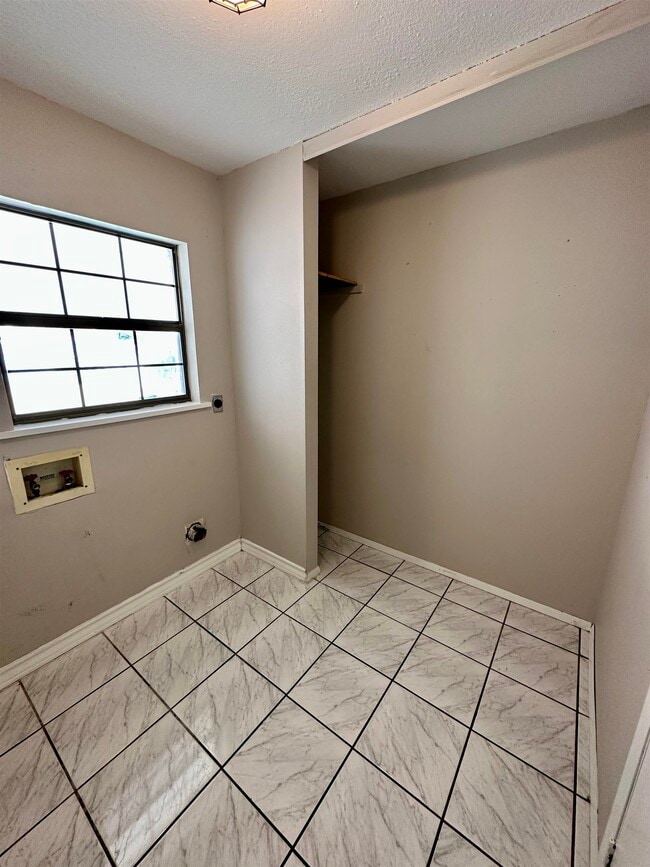 Building Photo - 4610 Retama Dr