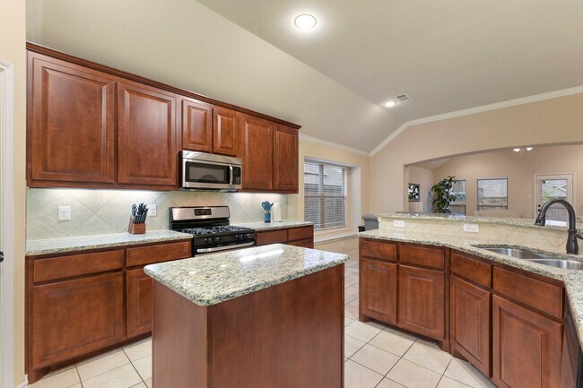 Kitchen - 6004 Paddlefish Dr