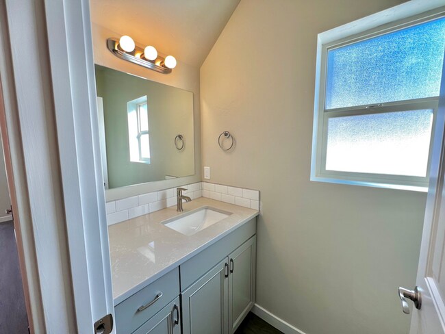 Building Photo - 5899 Castle Dr