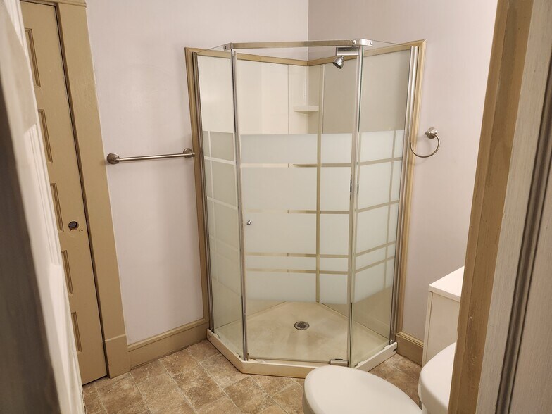 Building Photo - 614 Isabella St