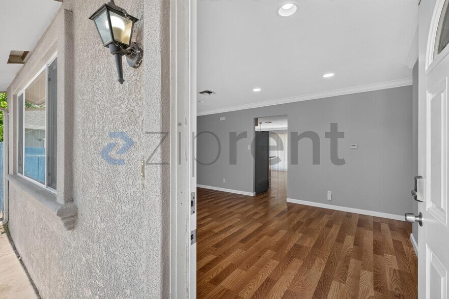 Building Photo - Unit