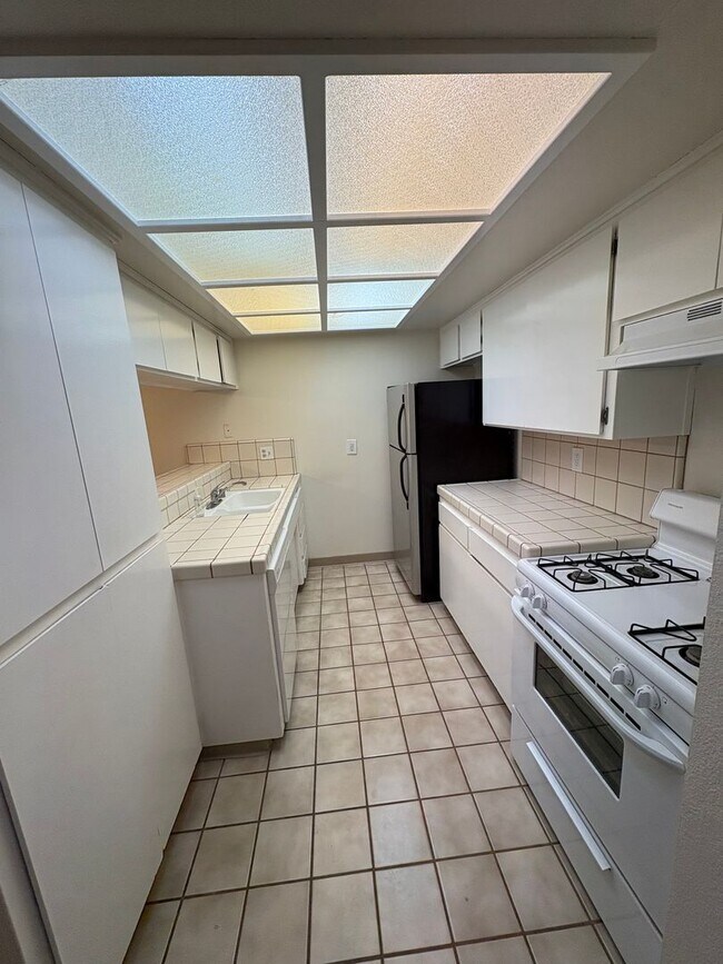 Building Photo - NW Condo Near Shopping Center Available Now!