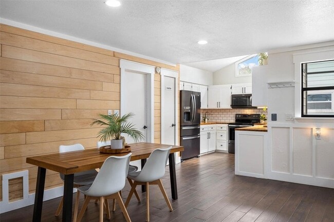 Building Photo - 12756 Poinsettia Ave