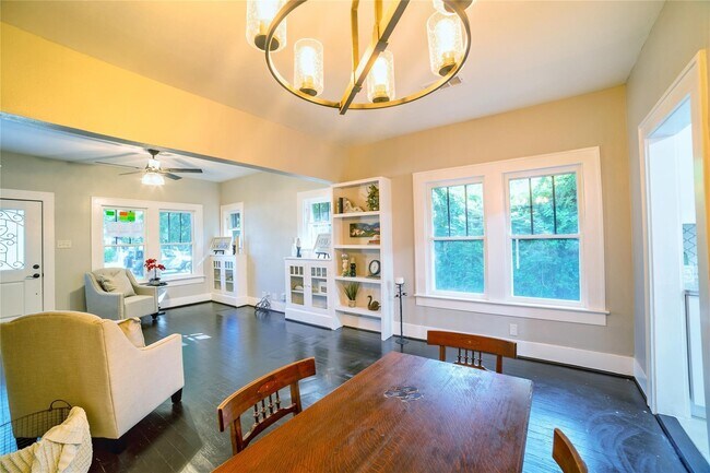 Building Photo - 420 N Live Oak St