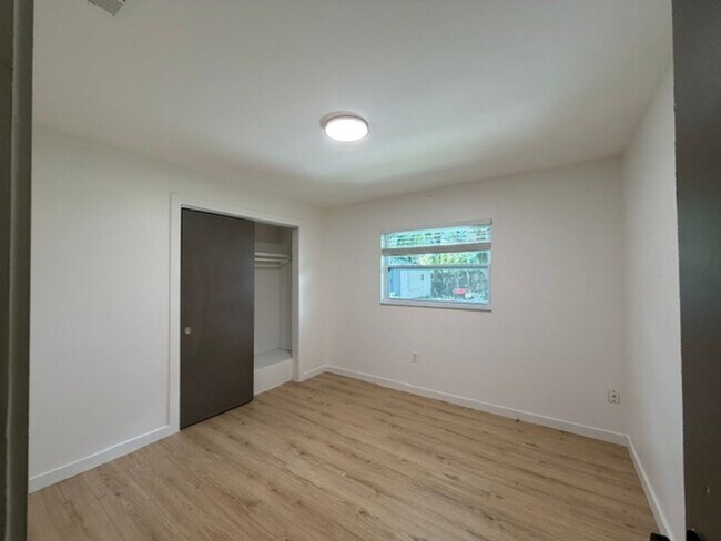 Building Photo - Colonial Town 2 bedroom Duplex