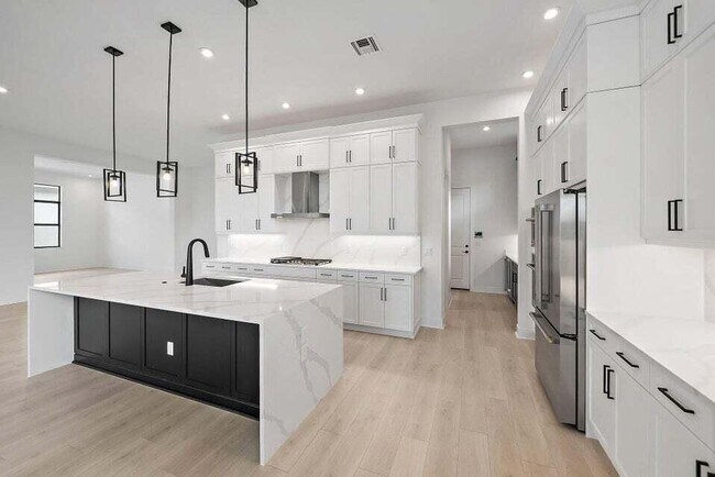 Building Photo - 13613 Le Christine Dr