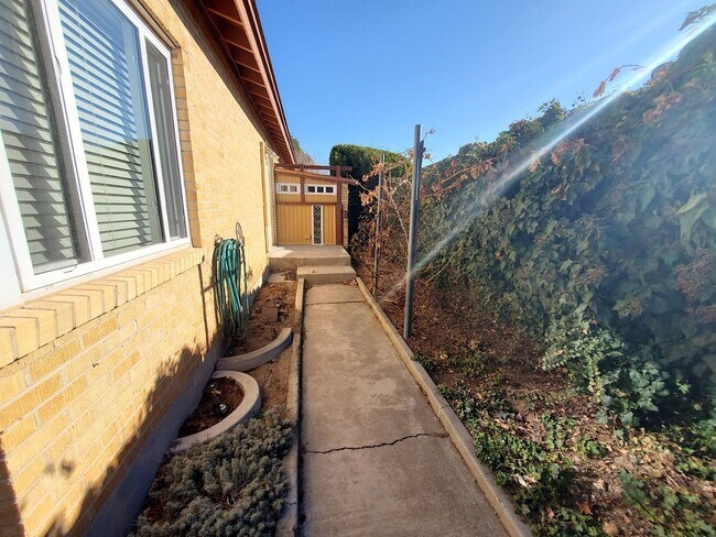 Building Photo - Updated 3 bed 2 bath near UPTOWN! Don't Miss out! Hardwood Floors!