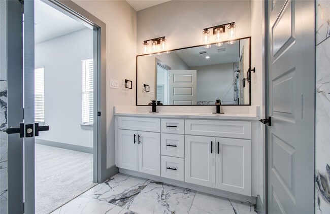 Building Photo - 837 S Victory Dr