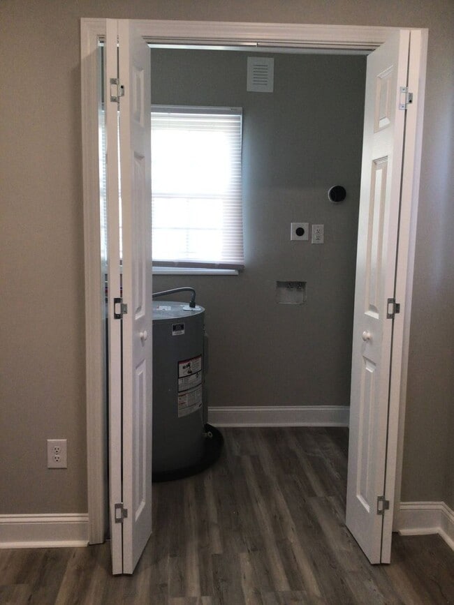 Building Photo - MOVE-IN READY!