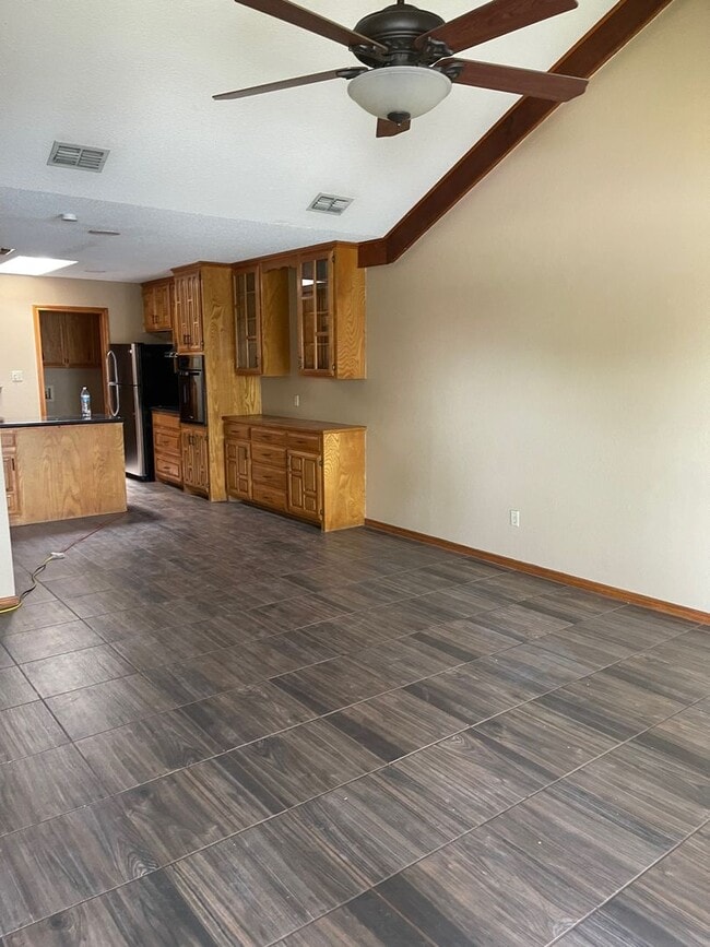 Building Photo - 1128 Redbud Ave