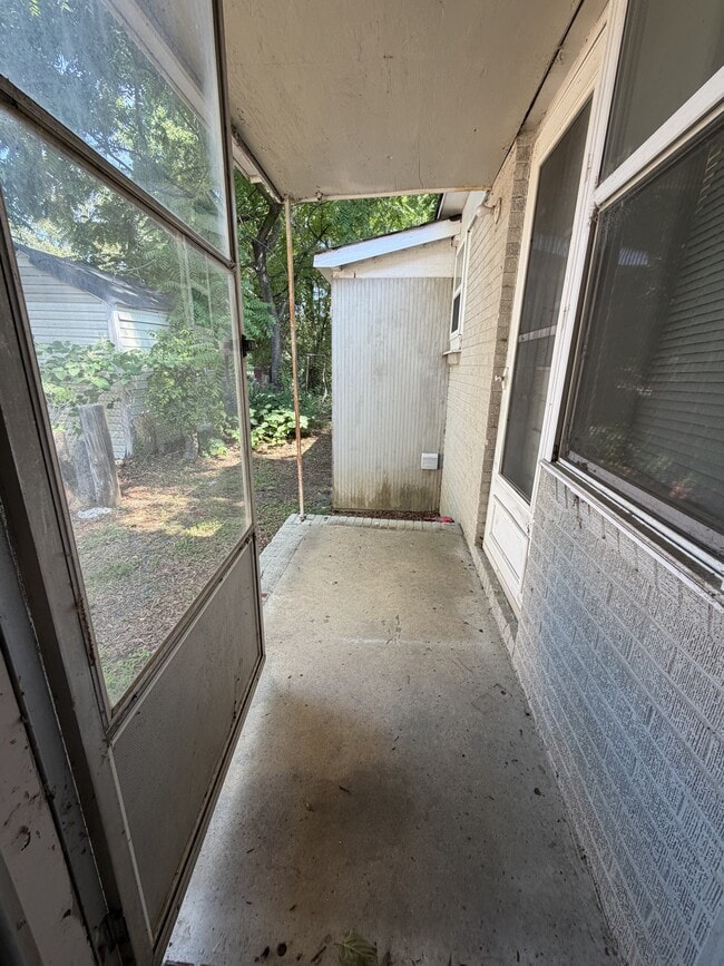 Building Photo - 932 Wainwright Ave