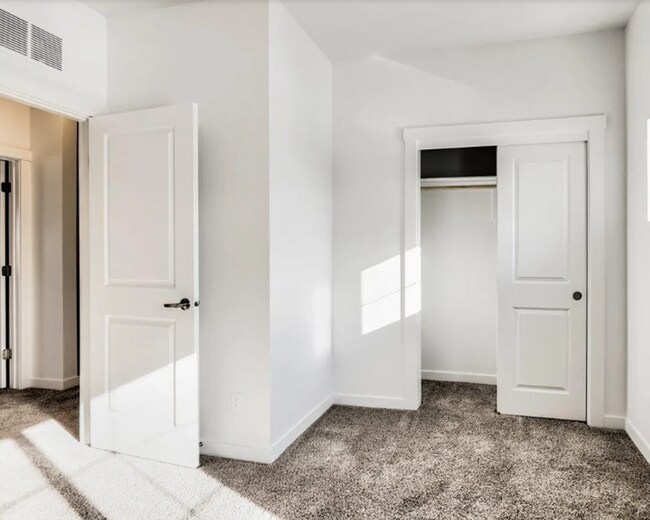 Building Photo - Stylish Townhome with Room to Relax & Ente...