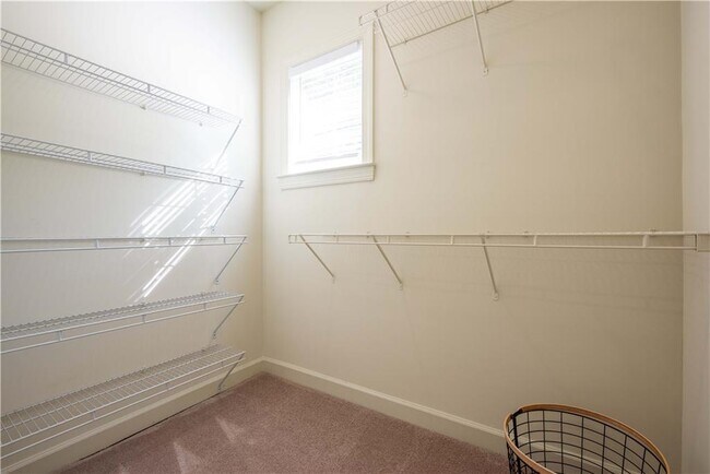 Building Photo - 1402 Markan Dr NE