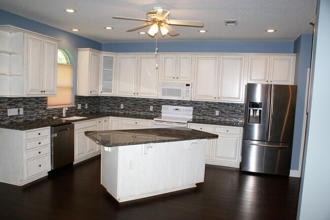 Building Photo - 2020 Plantation Oaks Dr