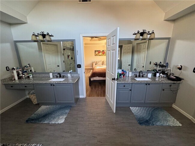 Building Photo - 525 Lake Medlock Dr