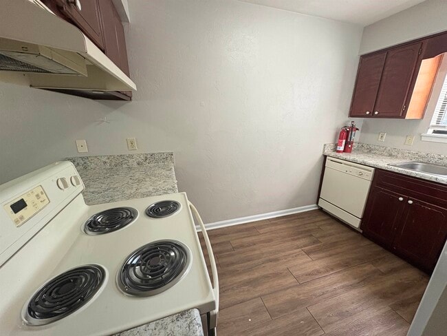 Building Photo - 1862 Sylvan Ct