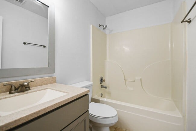 Building Photo - Pet Friendly Three Bedroom!