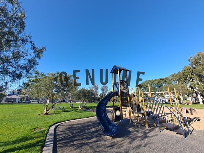 Building Photo - Beautiful Two-Level 5Bd 3.5Ba Home in Newport Beach