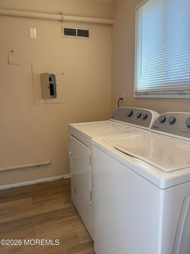 Building Photo - 1 Max Pl