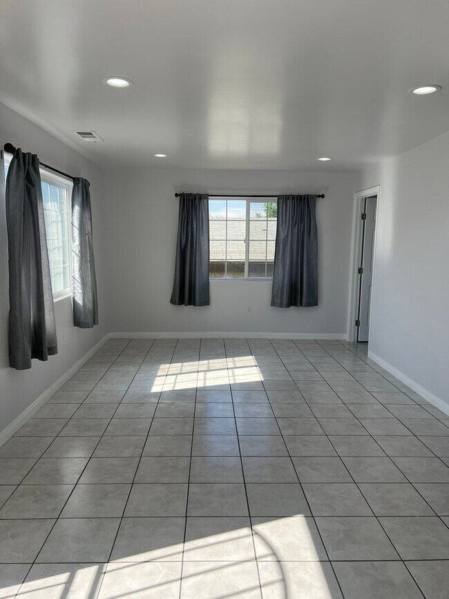Building Photo - 1454 Gaviota Ave