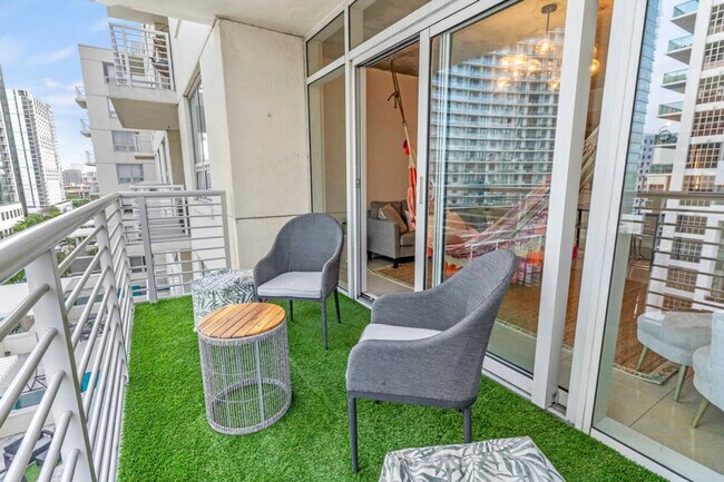 Building Photo - 3256 NE 1st Ave