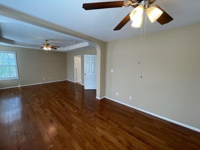Building Photo - Amazing Hillsborough Home!