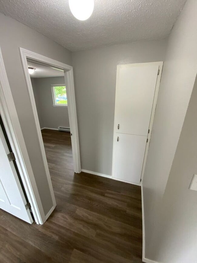 Building Photo - Mid Tacoma duplex 2bd 1 bath w/ 1 car garage