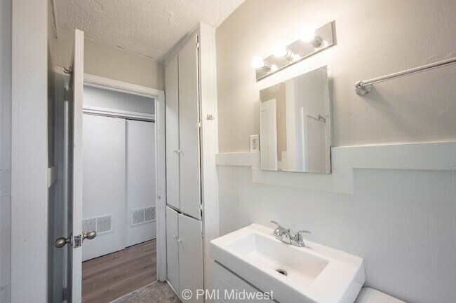 Building Photo - 4923 Barlow Dr