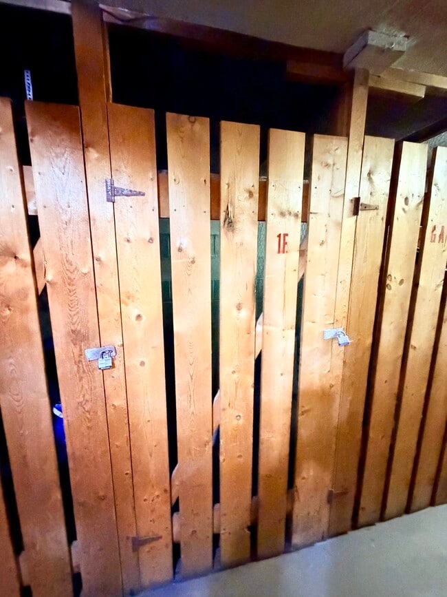 Building Photo - 526 W Roscoe St