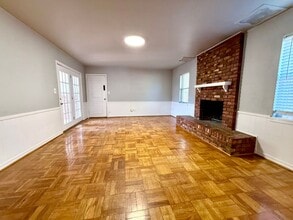 Building Photo - Charming 3 BD 1.5 BA w/ Bonus Room in the ...