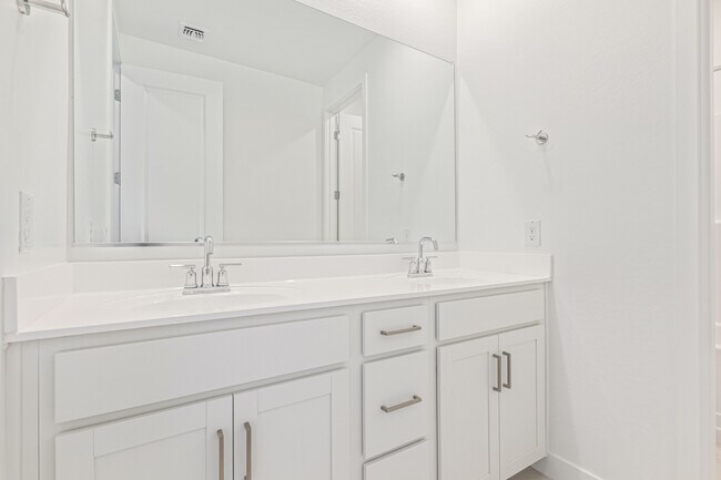 Building Photo - 713 W Longwood Dr