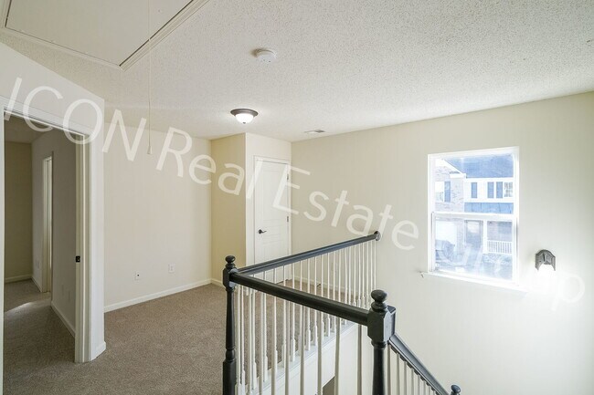Building Photo - 2/2.5 end unit townhome in Woodstock
