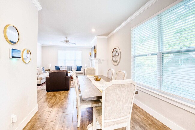 Building Photo - 909 W Eagle St