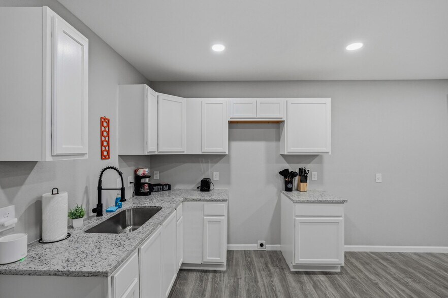 Building Photo - 2306 E Houston St