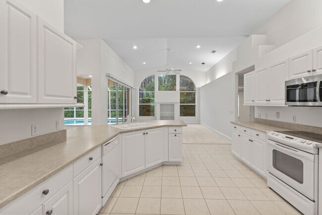 Building Photo - Beautiful Breakaway Trails Pool Home