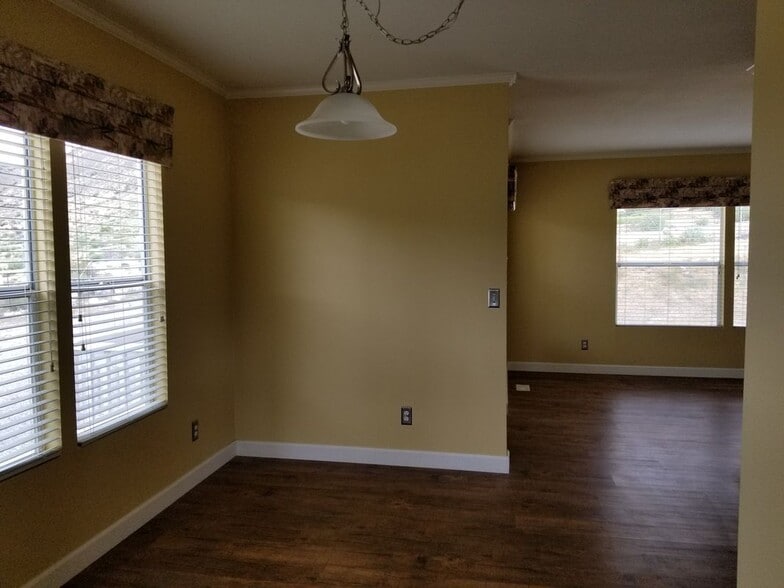 Building Photo - 5825 Rockview Rd