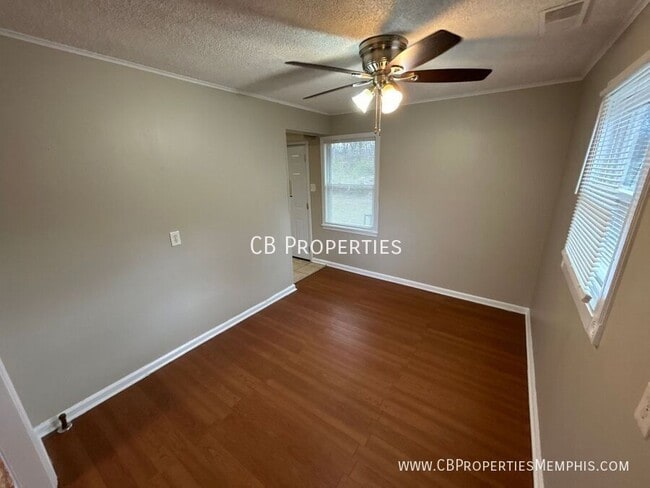 Building Photo - 887 Par Ave