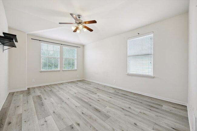 Building Photo - 2124 Nestlewood Dr